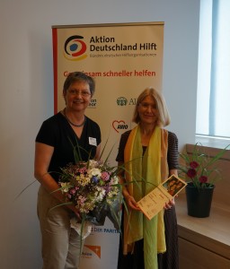 Geschäftsführerin Manuela Roßbach gratuliert Susanne Brandt (von links)c Aktion Deutschland hilft